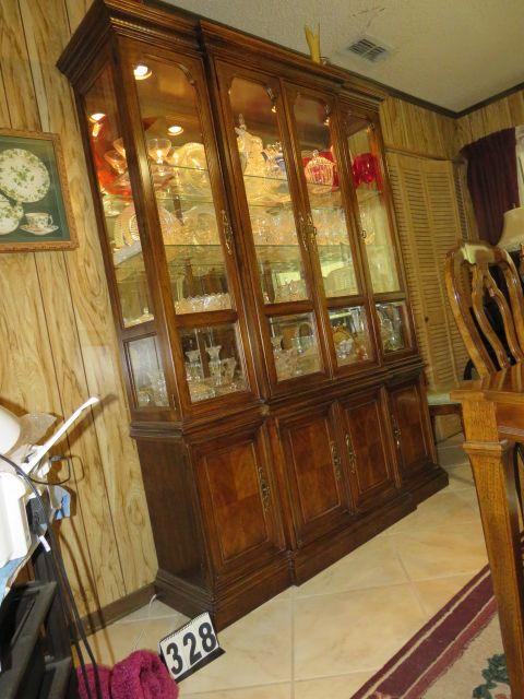 Drexel china cabinet matches the dining table very good condition