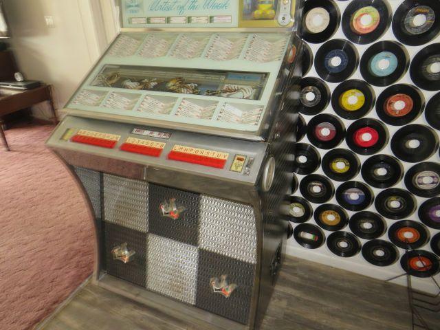 Seeburg Stero Jukebox  plays 45 rpm records full menu included excellent condition