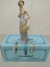 Lladro Dama Esquiva Porcelain Statue