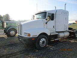 2006 KENWORTH  T600 ROAD TRACTOR WITH 72 IN. SLEEPER.