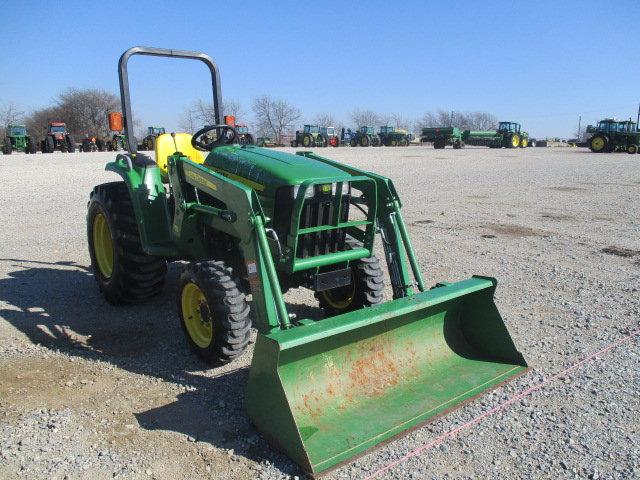 1368 3038E JOHN DEERE 2 POST MFD HST W/305 JD LOADER 563HRS S/N:1LV3038EHAH3107817