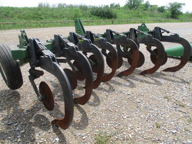 1717 910 JOHN DEERE 7 SHANK V-RIPPER S/N:E0910010028A