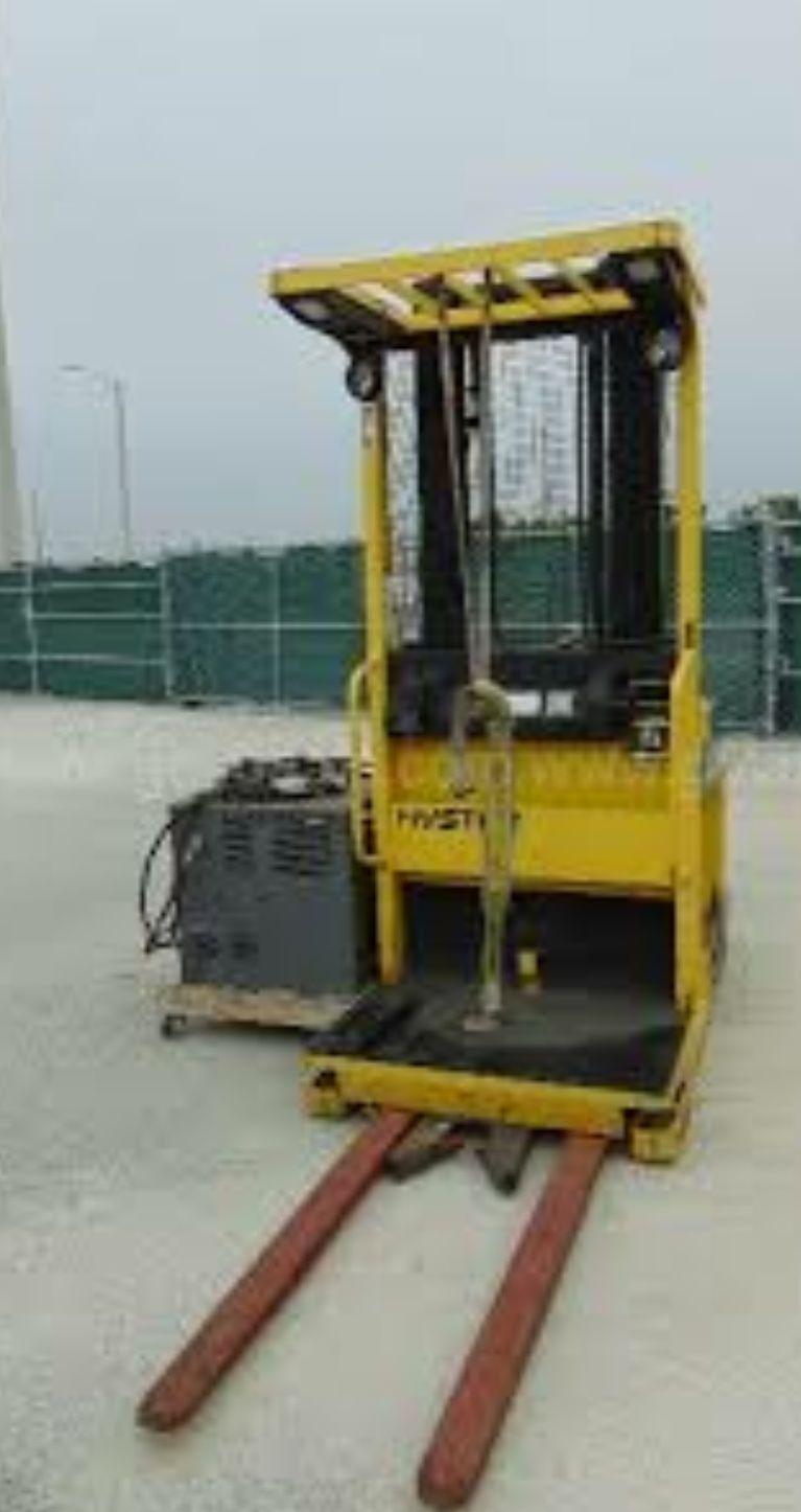 Yale Electric Forklift Low Hours with Charger