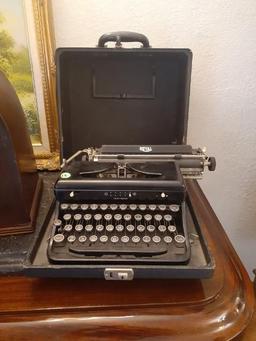 Royal Typewriter with original case - Vintage