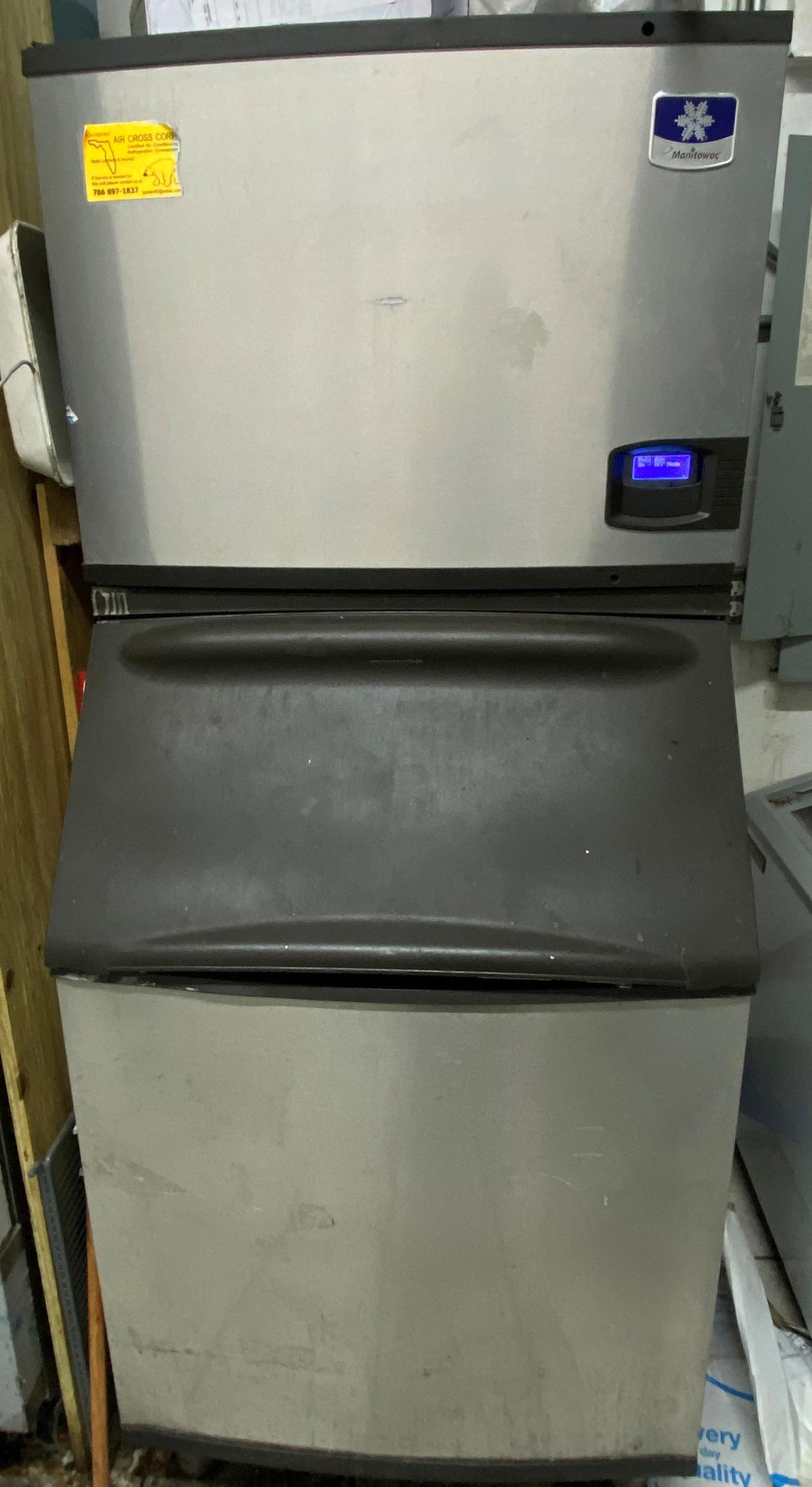 Manitowoc 500Lb Ice Maker On Top Of A 550Lb Ice Bin Filled With Ice