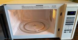 Emerson White Countertop Carousel Microwave Oven