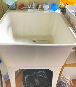 23 x 23 Plastic Wash Basin