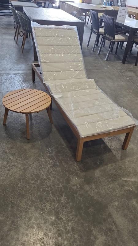 OPEN BOX - BRAND NEW OUTDOOR 100% FSC SOLID WOOD CHAISE LOUNGER WITH CREAM CUSHIONS AND SIDE TABLE