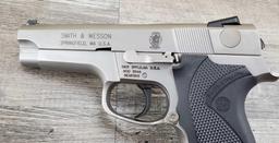 SMITH & WESSON MODEL 5946