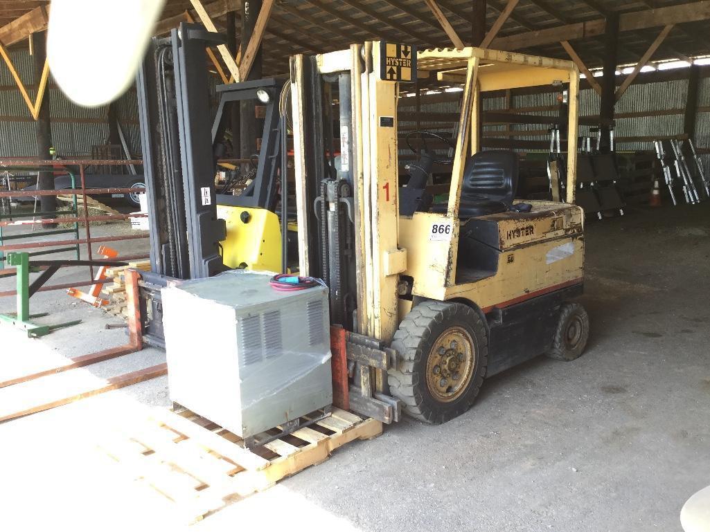 HYSTER 50 ELECT FORKLIFT W/CHARGER (5000LB, SIDE SHIFT, OUTSIDE TIRES, 3 ST