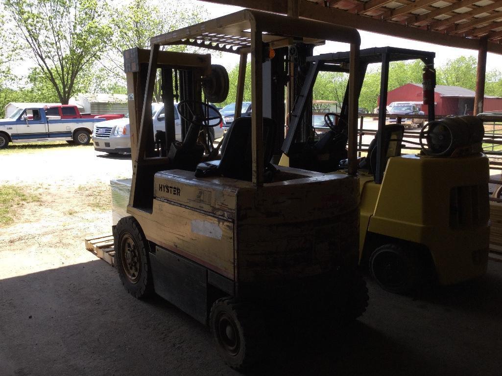 HYSTER 50 ELECT FORKLIFT W/CHARGER (5000LB, SIDE SHIFT, OUTSIDE TIRES, 3 ST