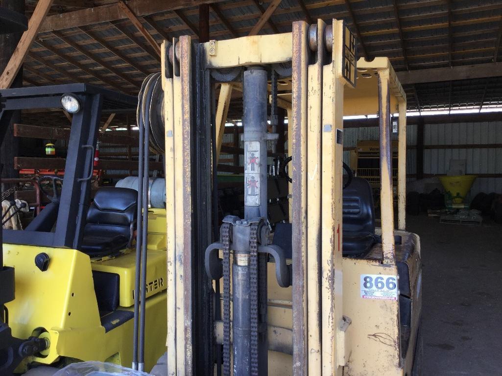 HYSTER 50 ELECT FORKLIFT W/CHARGER (5000LB, SIDE SHIFT, OUTSIDE TIRES, 3 ST