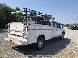 2005 FORD F-350 SERVICE TRUCK W/LADDER RACK (AT, 5.4L GAS, 4WD, 8ft KNAPHEIDE BED, MILES READ
