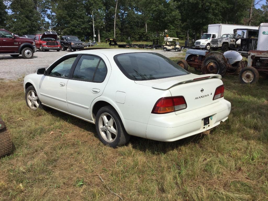 1999 NISSAN MAXIMA (RUNS BUT NEEDS CLUTCH, MANUAL TRANSMISSION, V6, VIN-JN1CA21D1XT208925, MILES