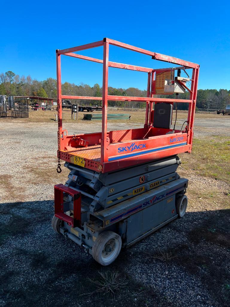 SKY JACK SCISSOR LIFT