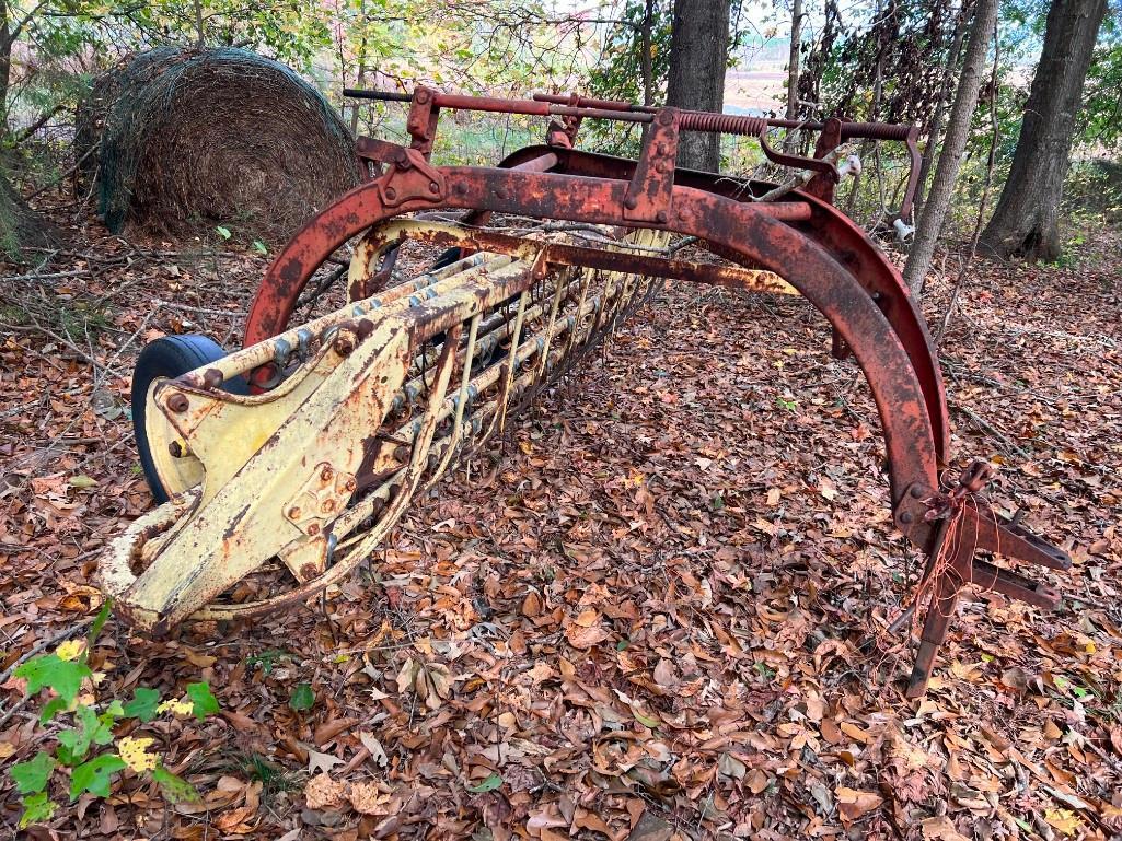 NEW HOLLAND 256 HAY RAKE(ESTATE OF TOM LUMLEY)