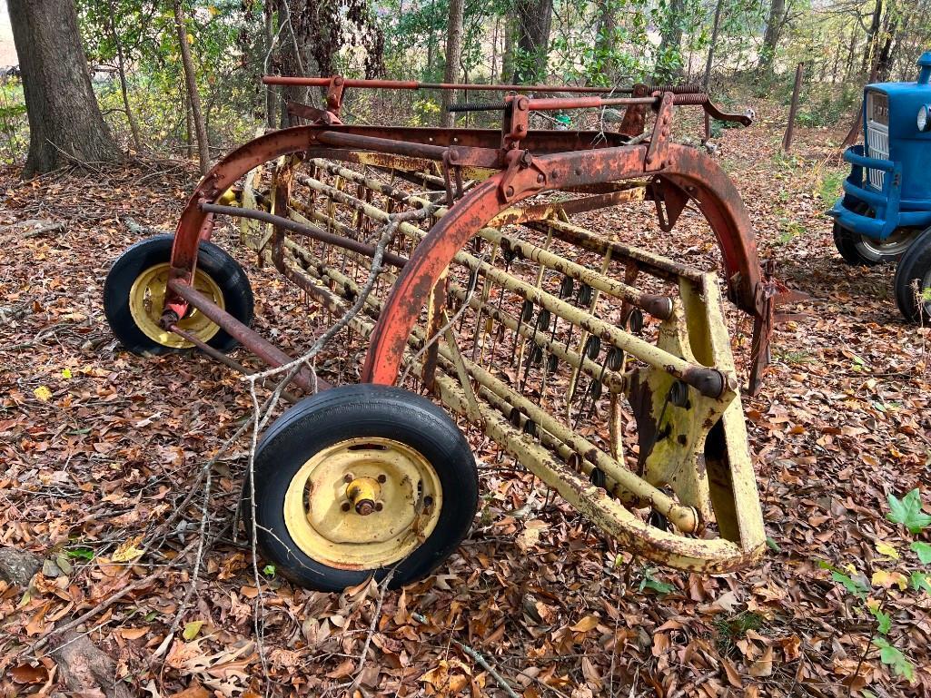 NEW HOLLAND 256 HAY RAKE(ESTATE OF TOM LUMLEY)