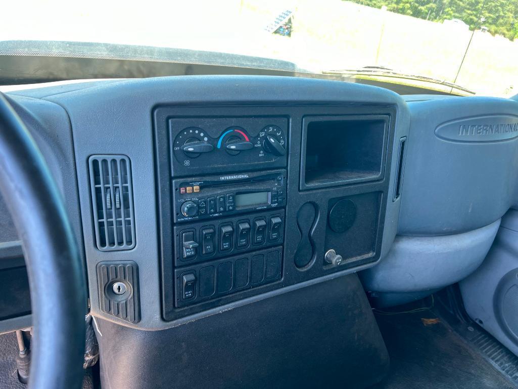 2005 INTERNATIONAL 4300 ROLLBACK (**TRUE MILES