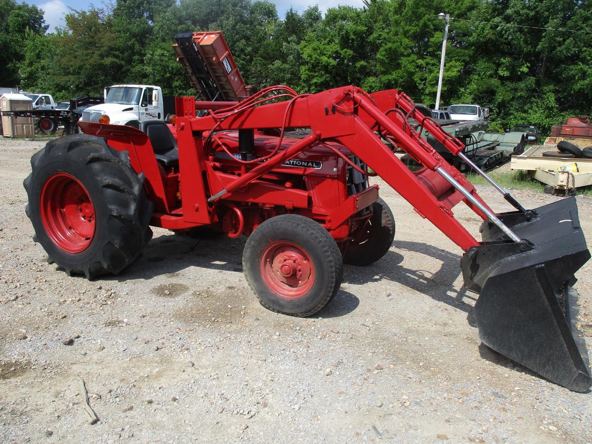 International 464 Farm Tractor