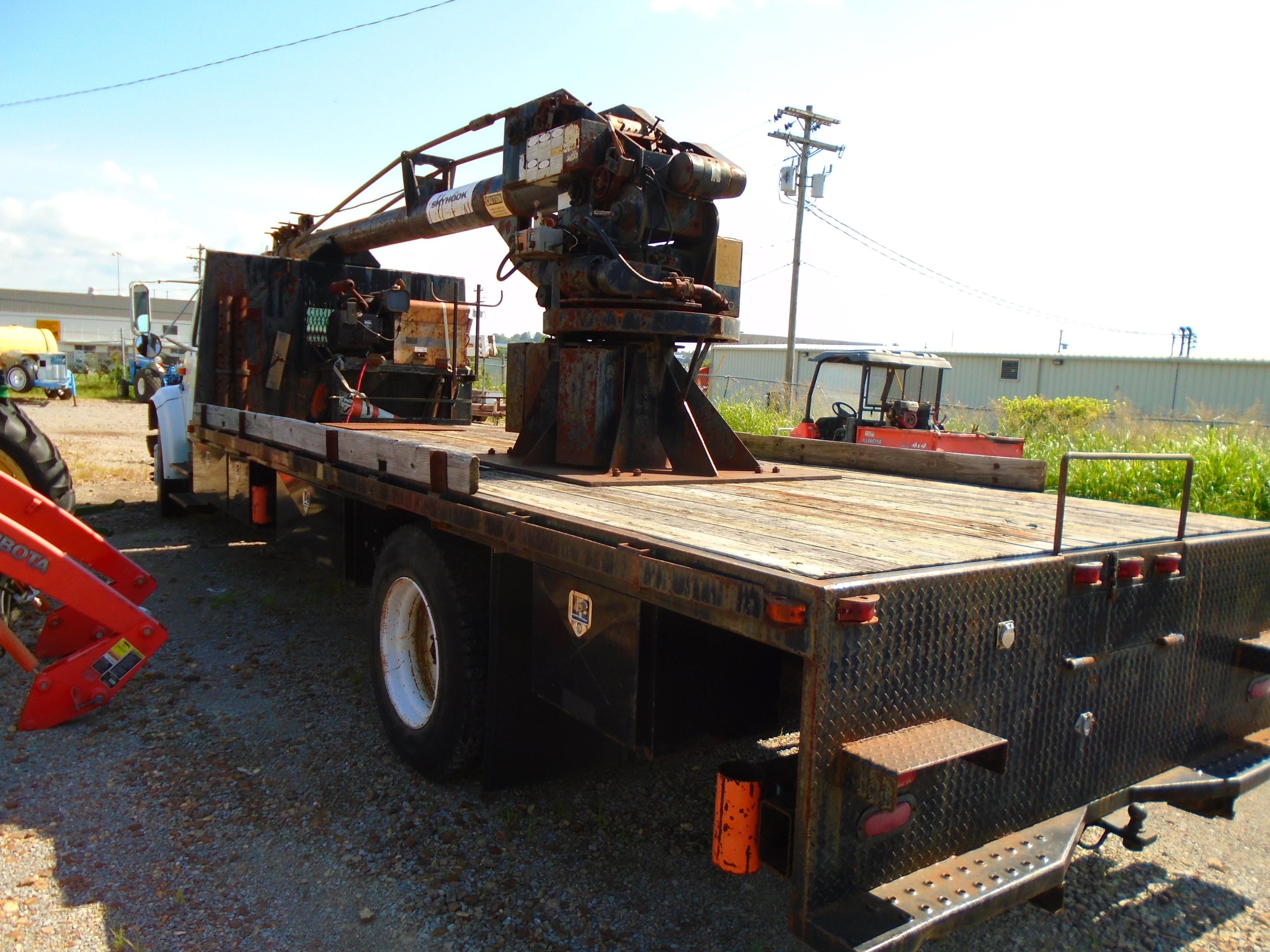 2000 International 4700 with Skyhook 65 Crane