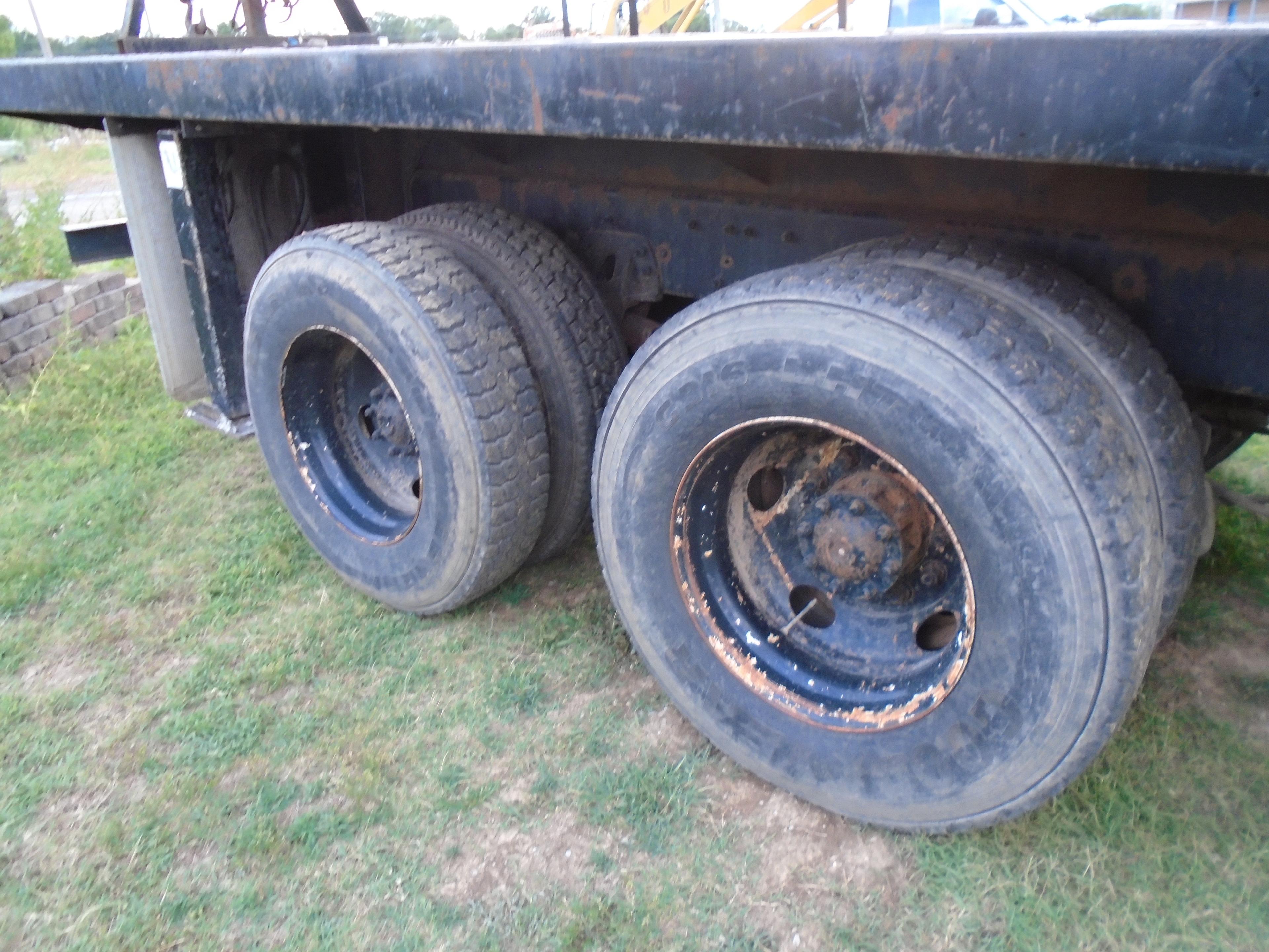 1998 Ford 9000 with National Crane Series 1100 Crane