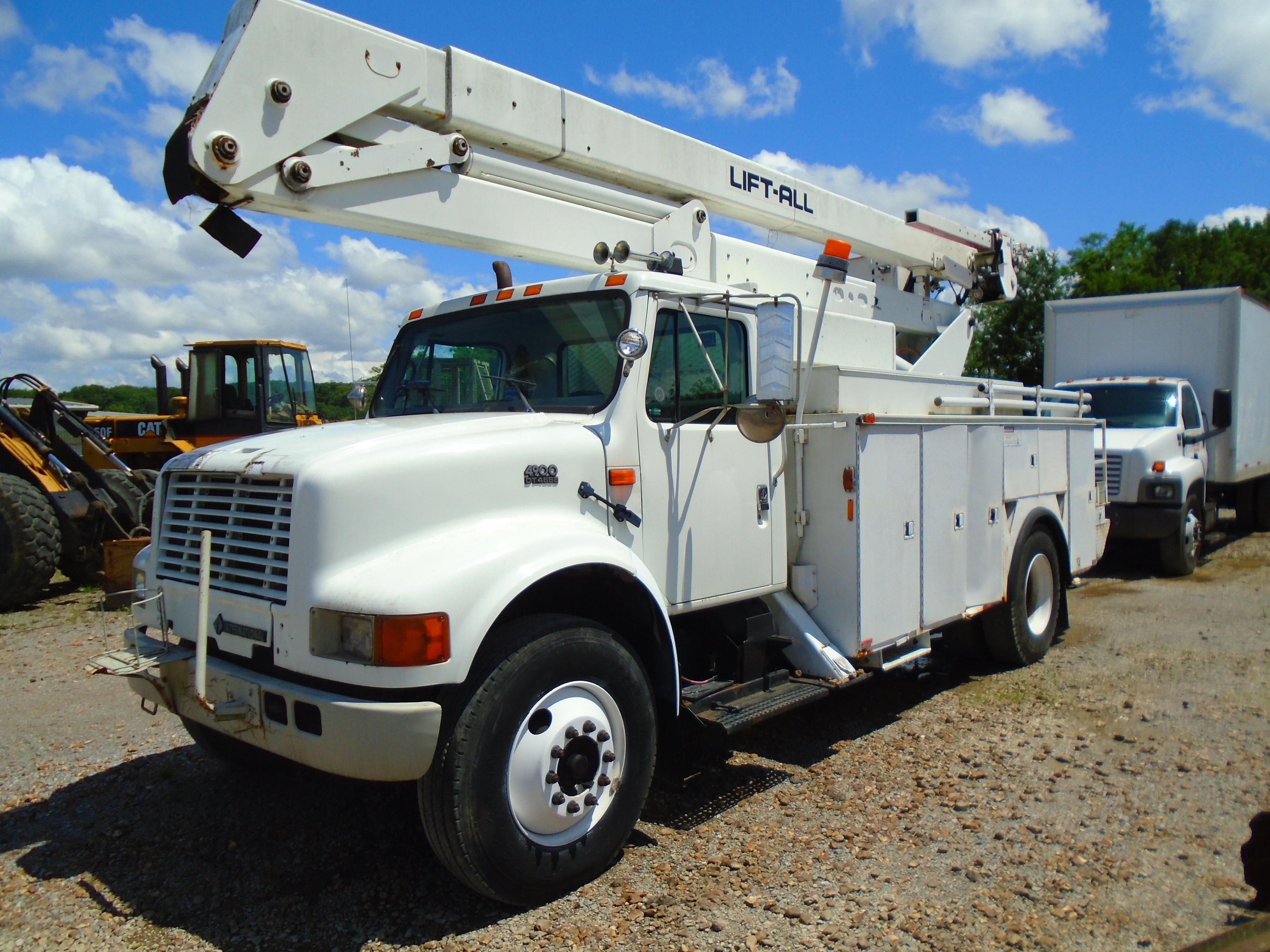 2001 International 4900 Bucket Truck