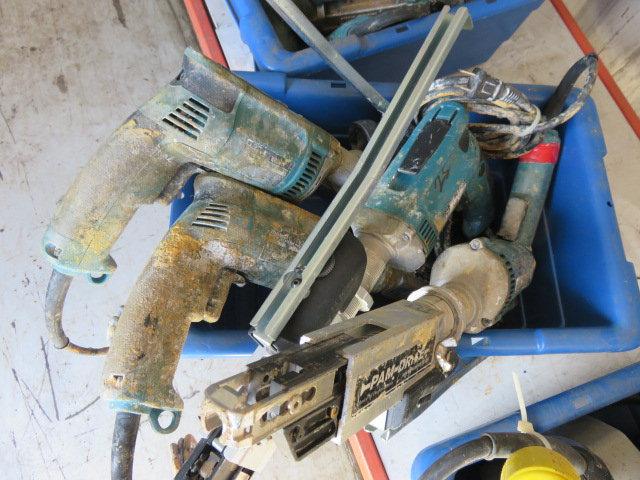 TOTE W/ (4) MAKITA ELECTRIC PAMDRIVE SCREWGUN