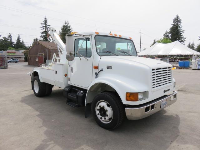 1999 INTERNATIONAL 4700 WHEEL LIFT TOW TRUCK