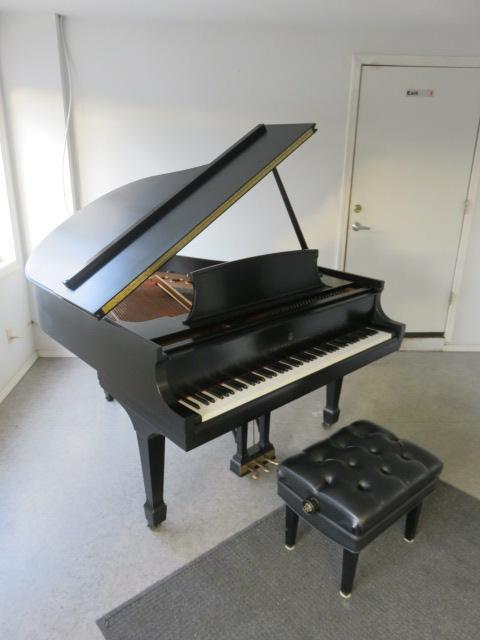 2001 STEINWAY & SONS MODEL M 5'7" GRAND PIANO