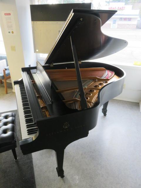 2001 STEINWAY & SONS MODEL M 5'7" GRAND PIANO