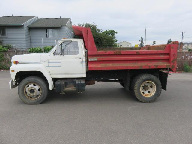 1986 FORD F700 DUMP TRUCK