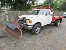 1990 FORD F350 4X4 FLATBED W/ WESTERN SNOW PLOW (*PLOW OPERATES INTERMITTENTLY)