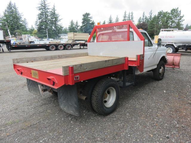 1990 FORD F350 4X4 FLATBED W/ WESTERN SNOW PLOW (*PLOW OPERATES INTERMITTENTLY)