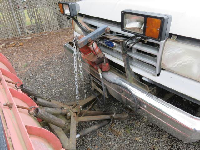 1990 FORD F350 4X4 FLATBED W/ WESTERN SNOW PLOW (*PLOW OPERATES INTERMITTENTLY)