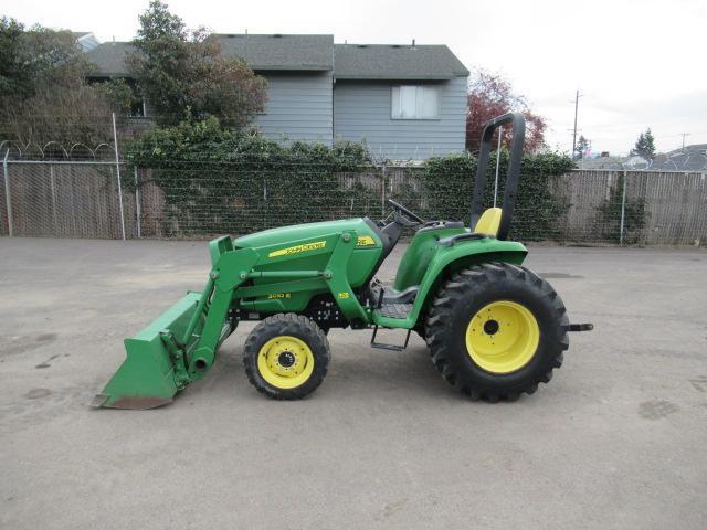 2014 JOHN DEERE 3032E 4X4 TRACTOR W/FRONT LOADER