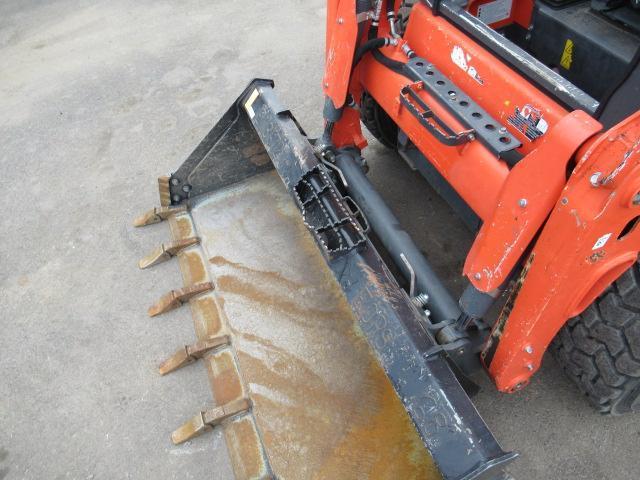 KUBOTA SSV65 SKID STEER