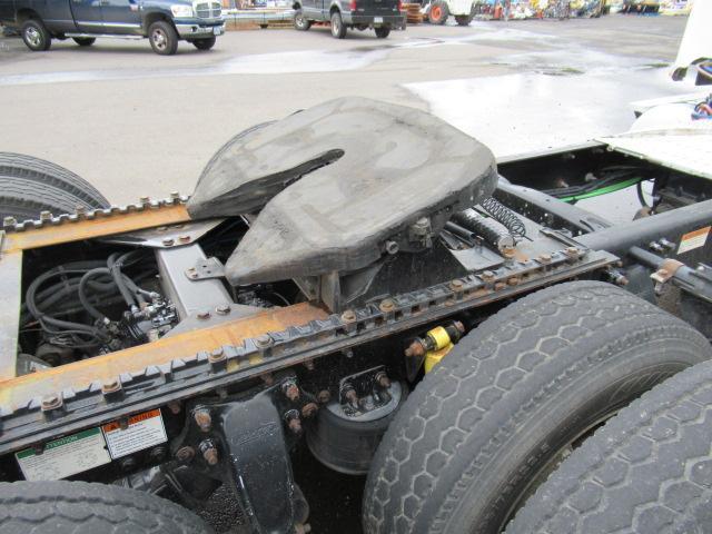 2009 FREIGHTLINER COLUMBIA 120 TANDEM AXLE DAY CAB TRACTOR