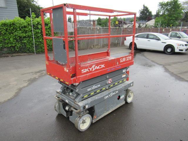 SKYJACK SJIII-3219 SCISSOR LIFT