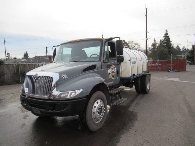 2003 INTERNATIONAL 4400 2000 GALLON WATER TRUCK