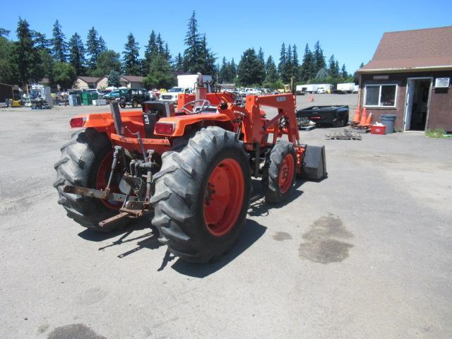 KUBOTA M4700 4X4 TRACTOR W/ FRONT LOADER