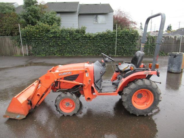 KUBOTA B2320 4X4 TRACTOR W/ FRONT LOADER