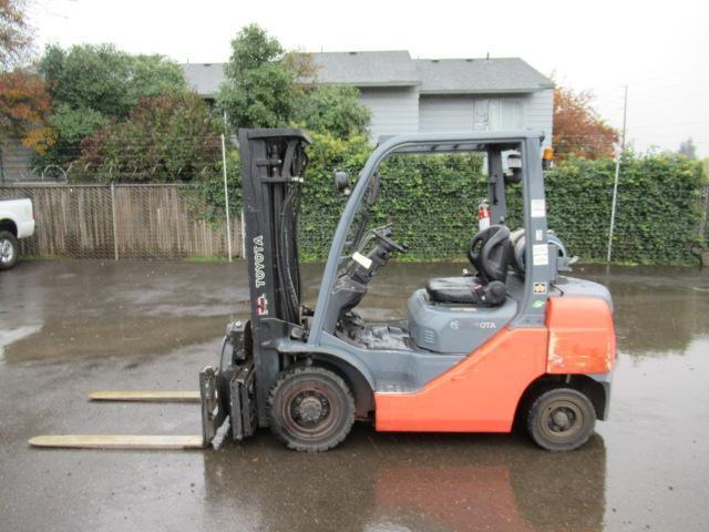 TOYOTA 8FGU25 FORKLIFT W/ ROTATING FORK ATTACHMENT