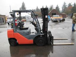 TOYOTA 8FGU25 FORKLIFT W/ ROTATING FORK ATTACHMENT