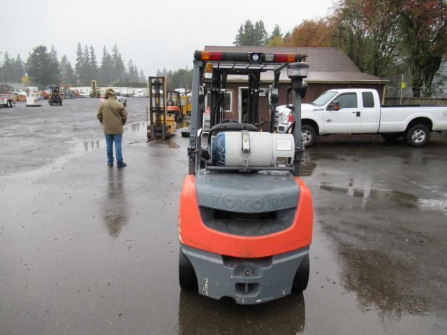 TOYOTA 8FGU25 FORKLIFT W/ ROTATING FORK ATTACHMENT