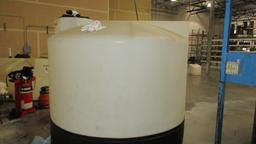 1050 GALLON POLY TANK