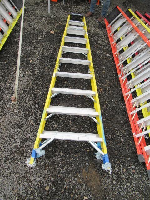 GREEN BULL FIBERGLASS 10' STEP LADDER