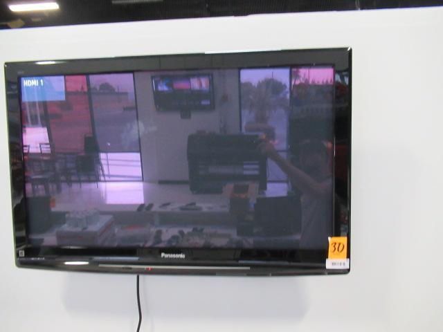 PANASONIC TV W/WALL MOUNT