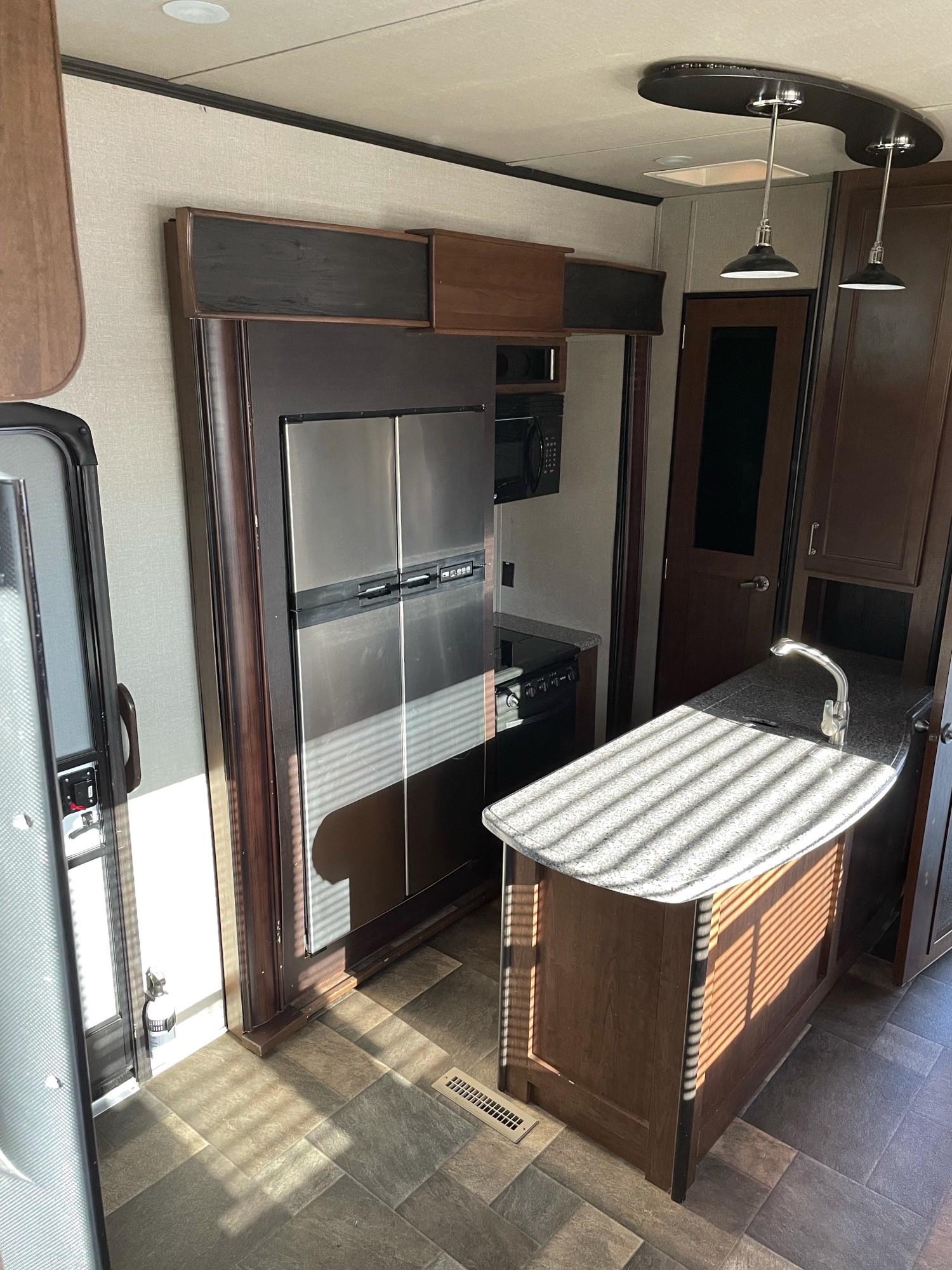 2017 KEYSTONE FUZION FZ41617 FIFTH WHEEL TOY HAULER