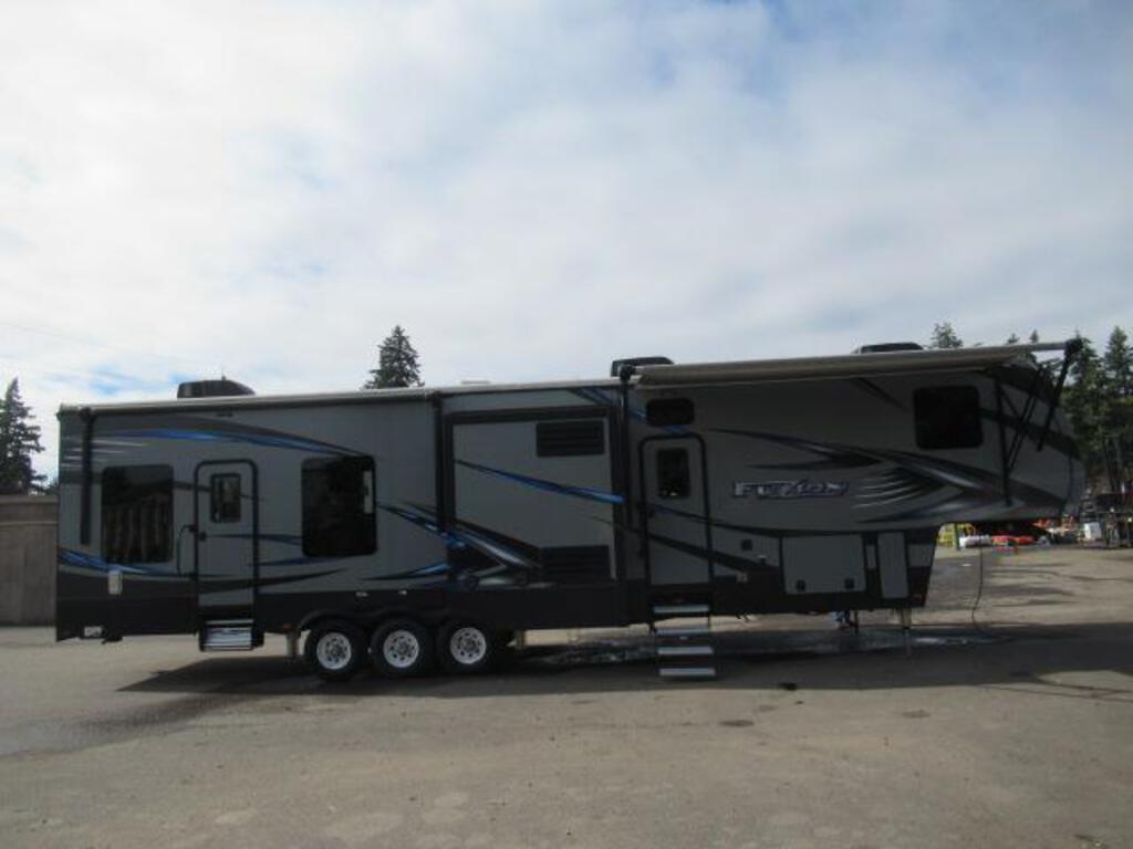 2017 KEYSTONE FUZION FZ41617 FIFTH WHEEL TOY HAULER