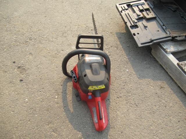 CRAFTSMAN 18'' GAS POWERED 42 CC CHAINSAW W/ CARRYING CASE & POULAN WILD THING 18'' GAS POWERED 40